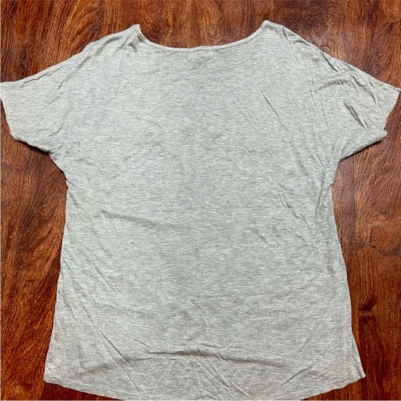 🌻3/$20 Sugar Free Red and White Floral Chiffon Raglan Short Sleeve Tee, Size L - Picture 3 of 9